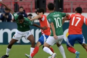 hinchas de colo colo piden a una figura boliviana