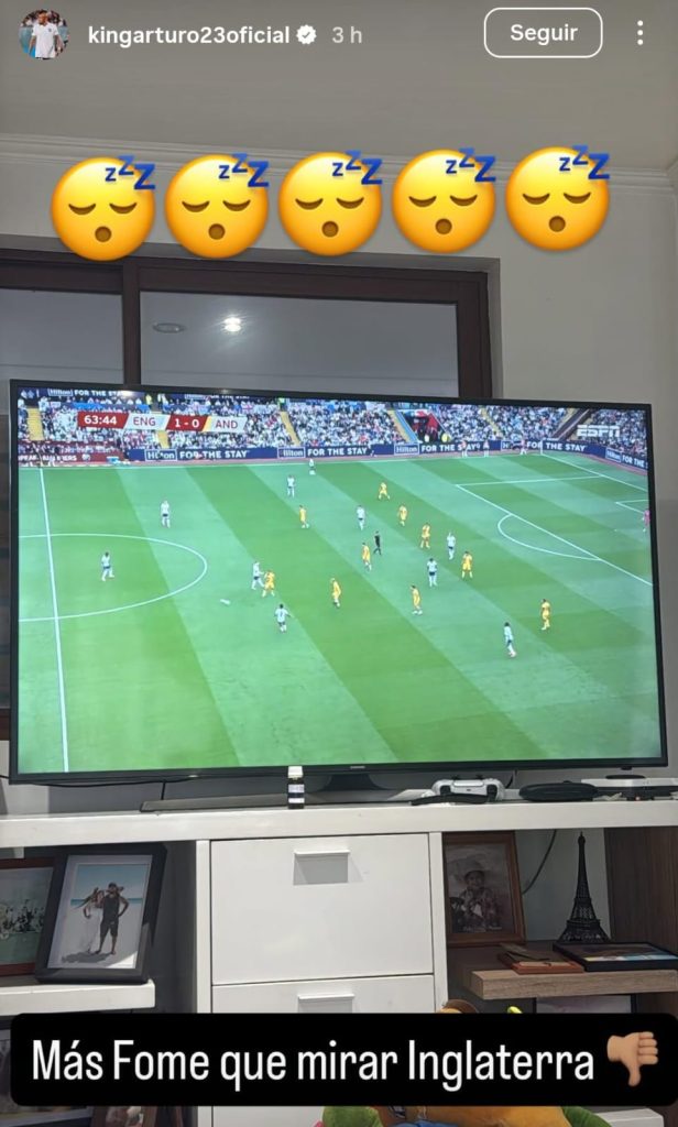 Arturo Vidal se aburre viendo a Inglaterra