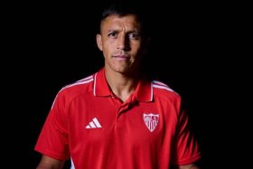 Alexis Sánchez recibe críticas de la prensa española.