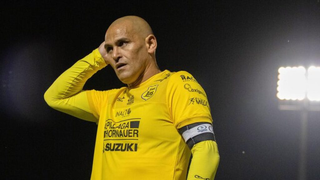 Humberto Suazo podría retirarse pronto.