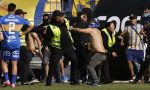 Barristas de Everton golpean a jugadores y guardias