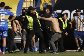 Barristas de Everton golpean a jugadores y guardias