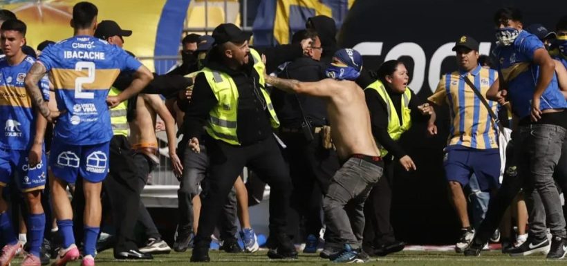Barristas de Everton golpean a jugadores y guardias