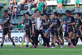 jugadora de colo colo femenino carga contra la U.