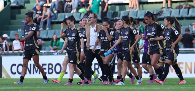 jugadora de colo colo femenino carga contra la U.