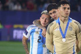 Gianluca Prestianni carga contra Chile.