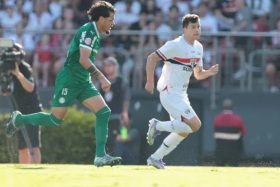 Gonzalo Tapia vuelve a anotar en Brasil.