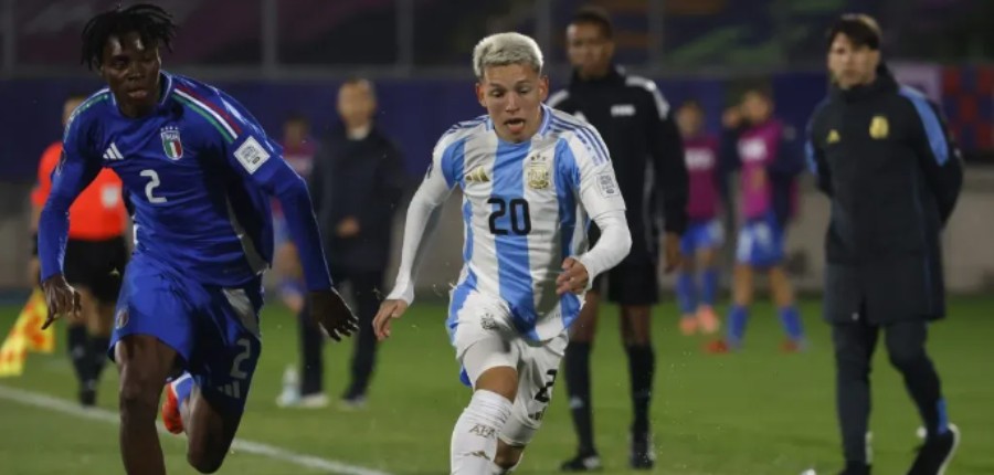Gianluca Prestianni vuelve a cargar contra chile.