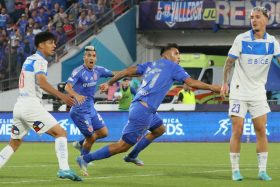 U de Chile y U Católica pelean por un crack.