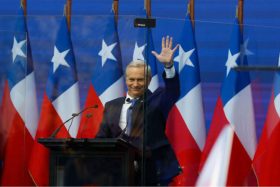 Kast se llena de críticas tras cierre de campaña con vidrio antibalas