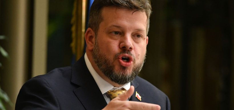 Johannes Kaiser lanza acusación contra el SML