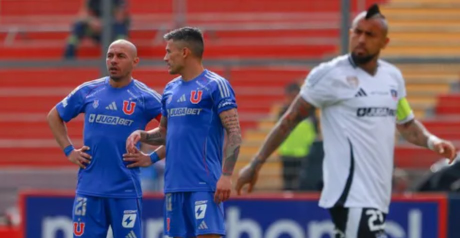 Marcelo Díaz halaga a Charles Aránguiz.