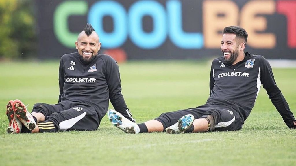 Arturo Vidal defiende a Isla y Guarello lo critica.