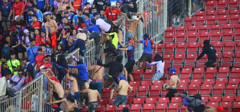 Anuncian primera sanción contra barristas de la U por incidentes en el Estadio Nacional