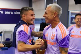 Eduardo Vargas se reencuentra con Charles Aránguiz.