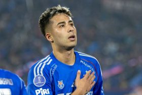 Lucas Assadi recibe críticas de Claudio Bravo.