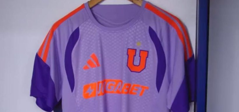 U de Chile presenta su nueva camiseta y desata la polémica