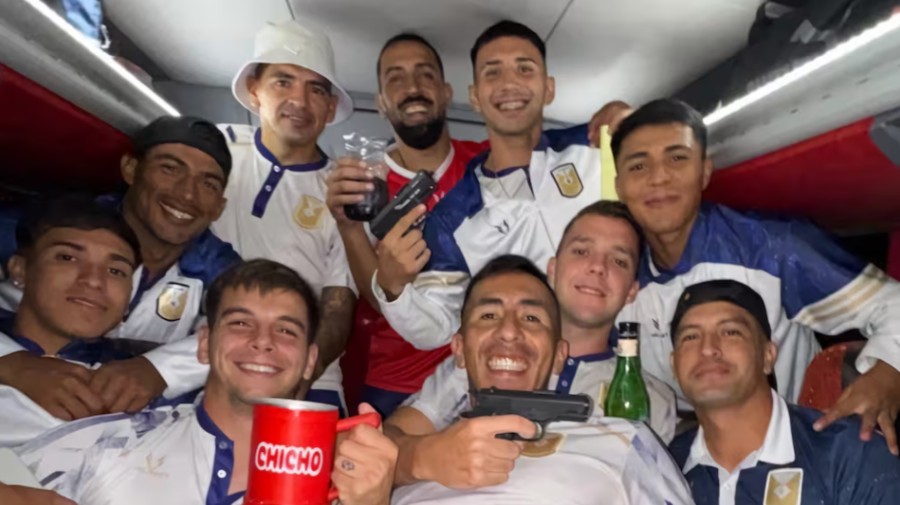 equipo del fútbol argentino festeja con pistolas.