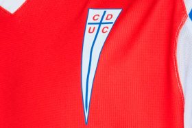 Universidad Católica presenta su nueva camiseta.