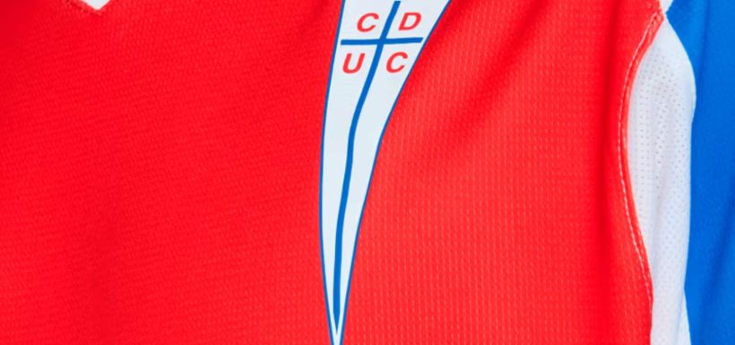 Universidad Católica presenta su nueva camiseta.