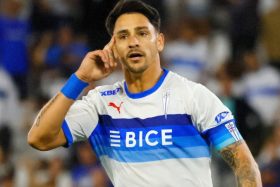 Fernando Zampedri a la caza de Pelé.