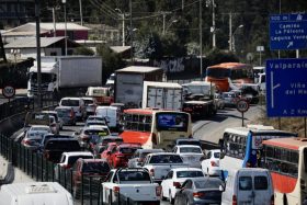Escape mortal en Valparaíso: Detenido por VIF salta de patrulla y muere atropellado por camión en plena fuga