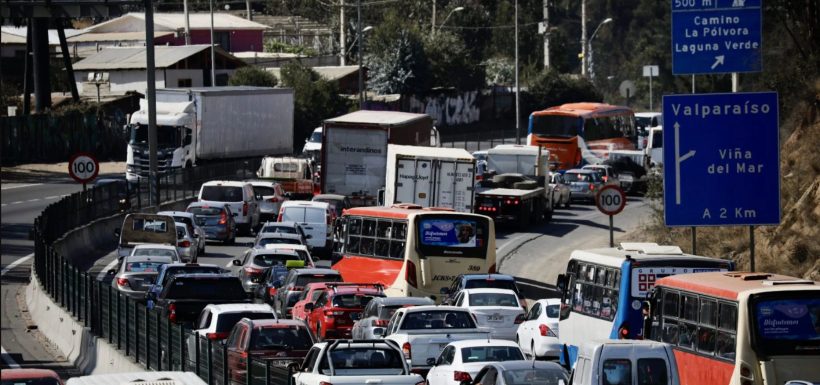 Escape mortal en Valparaíso: Detenido por VIF salta de patrulla y muere atropellado por camión en plena fuga