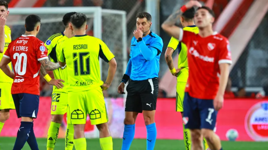 UC vs Boca Juniors: árbitro protagoniza coincidencia. 