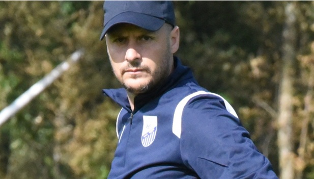 DT de fútbol chileno acusa presiones de la dirigencia.