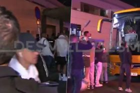 Jugadores del Sevilla son encarados por los hinchas.