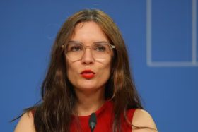 Camila Vallejo arremete contra gobierno de Kast por política de seguridad aprobada por Boric: "Parece chiste..."