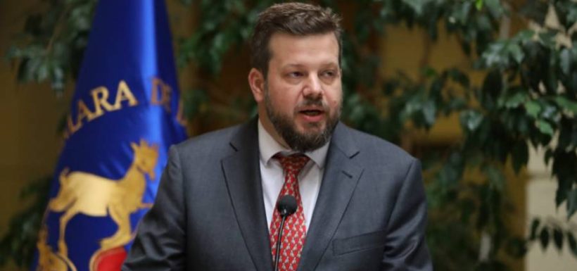 "Yo no sé qué tan inocente se puede ser": Kaiser apuntó a quienes creyeron en expulsión de migrantes en el primer día de gobierno
