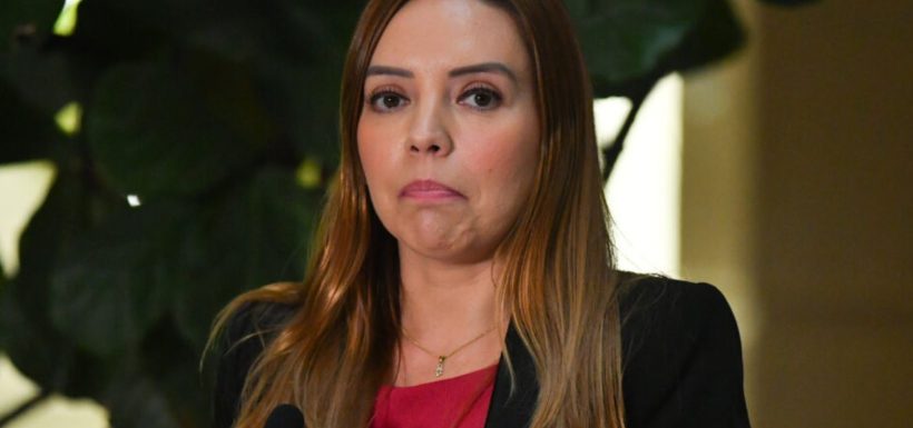 Testimonio clave sacude a Camila Flores: Extrabajadora sin contrato revela polémico manejo de dinero