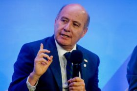 Beneficio bajo la lupa: Ministro Quiroz admite cuestionado efecto del fin de las contribuciones para adultos mayores
