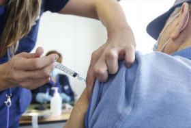 Chile enfrenta su peor momento del año por virus respiratorios: Autoridades piden actuar ya