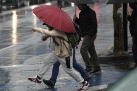 ¡Atención! Suspenden clases en varias regiones por intenso sistema frontal