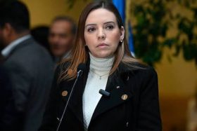Nuevo flanco judicial para Camila Flores: Exasesor de la senadora lleva a la justicia “cuota” en efectivo que le cobraba