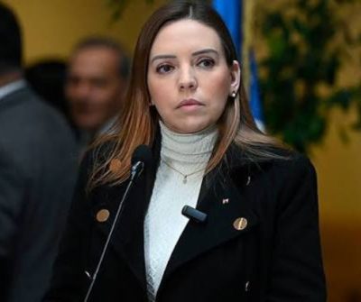 Nuevo flanco judicial para Camila Flores: Exasesor de la senadora lleva a la justicia “cuota” en efectivo que le cobraba