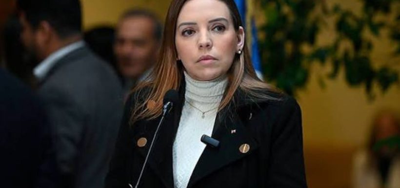 Nuevo flanco judicial para Camila Flores: Exasesor de la senadora lleva a la justicia “cuota” en efectivo que le cobraba