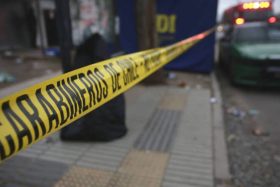 ¿Cómo llegó hasta ahí? Auto terminó dentro de estación del tren en Viña y dejó una víctima fatal