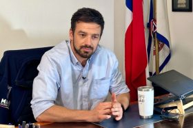 Las grietas que dejó la megarreforma entre alcaldes: Tomás Vodanovic defiende cruzar “la vereda” política