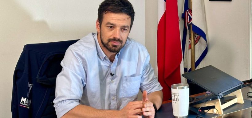 Las grietas que dejó la megarreforma entre alcaldes: Tomás Vodanovic defiende cruzar “la vereda” política