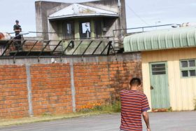 Internos de cárcel de menores en Coronel golpearon y chantajearon a tutor para obligarlo a ingresar drogas ilegalmente
