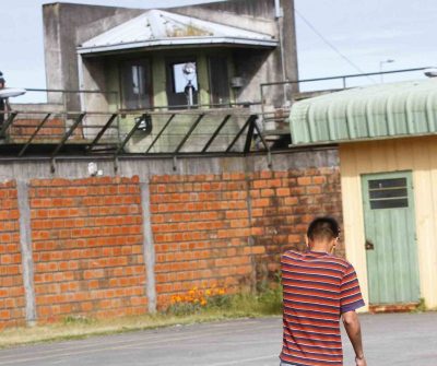 Internos de cárcel de menores en Coronel golpearon y chantajearon a tutor para obligarlo a ingresar drogas ilegalmente