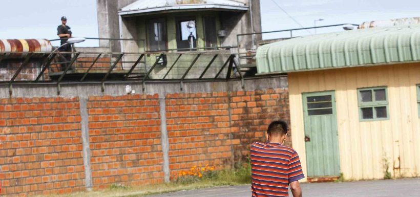 Internos de cárcel de menores en Coronel golpearon y chantajearon a tutor para obligarlo a ingresar drogas ilegalmente