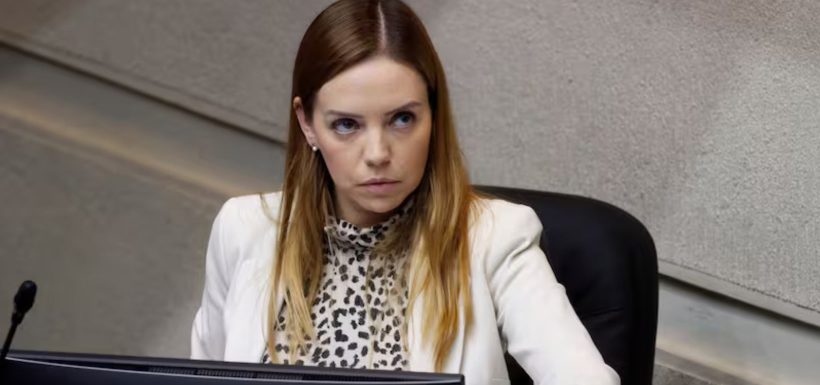 Duro revés para la Fiscalía en investigación contra Camila Flores: Quedaron con menos margen para revisar sus dispositivos